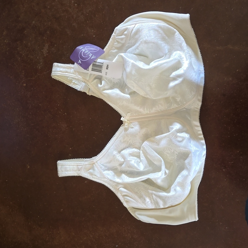 Aviana Floral soft cup minimizer 50H candlelight color. NWT
